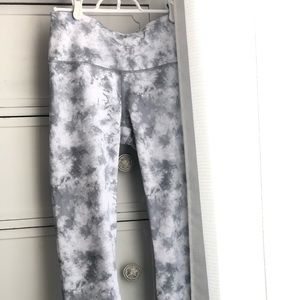 Calf length gray and white tie dye pattern legging
